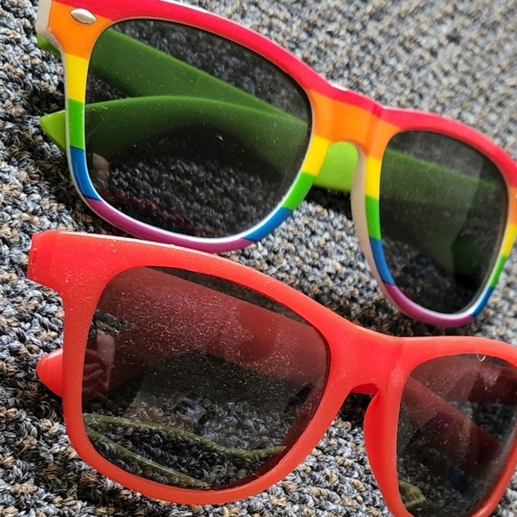 4 Pairs of Colourful Children's Sunglasses - Picture 2 of 3